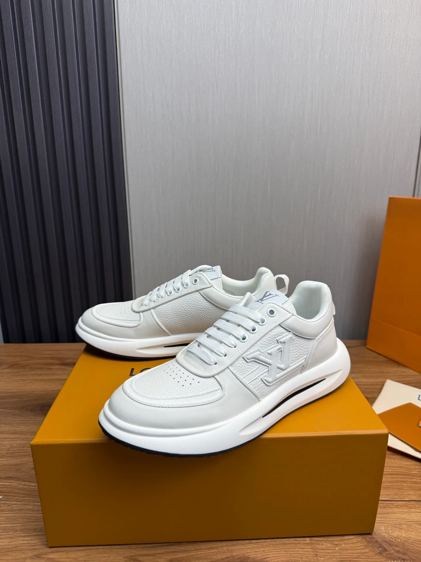 Men's shoes 💰820💰 Lv. Top purchasing agent 🇮🇹 Louis Vuitton, sports shoes counter synchronization, uppers imported from Italy, high-quality splicing and complex handicrafts, imported mesh pads are soft and comfortable, soles: original factory special soles, TPU exclusive movable molded soles super comfortable, original factory single goods, 🔍🔍high quality, you can enter and exit the counter at will, welcome to compare, code number 38-44 (Customized 38.45)